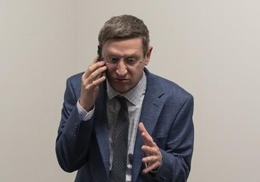 La empresa de las sillas: conspiración delirante en la nueva comedia de HBO Max