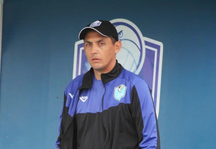 El pehuajense Diego Funes intenta conducir a Ciudad de Bolívar a la Primera Nacional por primera vez. Foto: Club Ciudad de Bolívar.