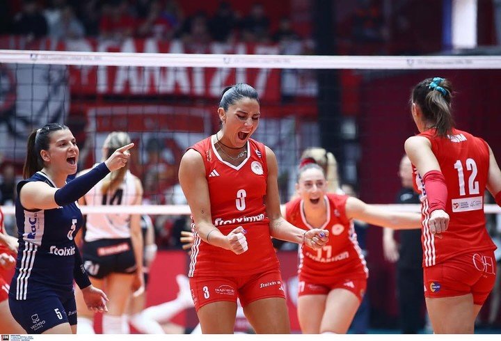 Nizetich con la camiseta del Olympiacos de Grecia, su último equipo. Foto Instagram @yasnizetich