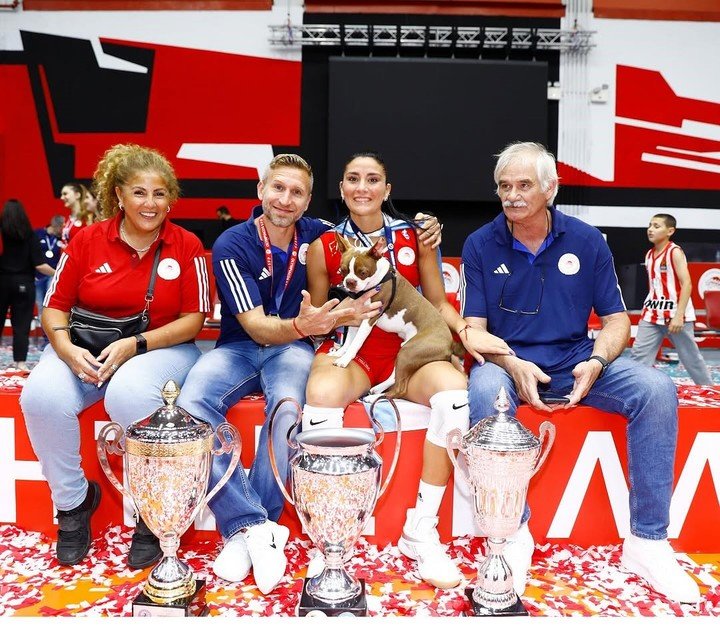 Nizetich con sus padres y su esposo Pablo y los tres trofeos que ganó en su última temporada como jugadora. Foto Instagram @yasnizetich