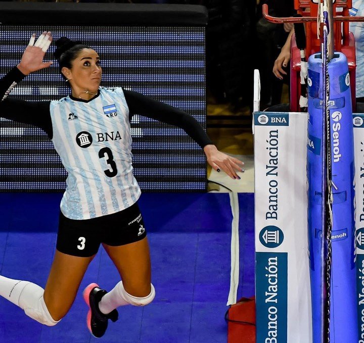 Nizetich con la camiseta 3, marca registrada de Las Panteras. Foto Instagram @yasnizetich