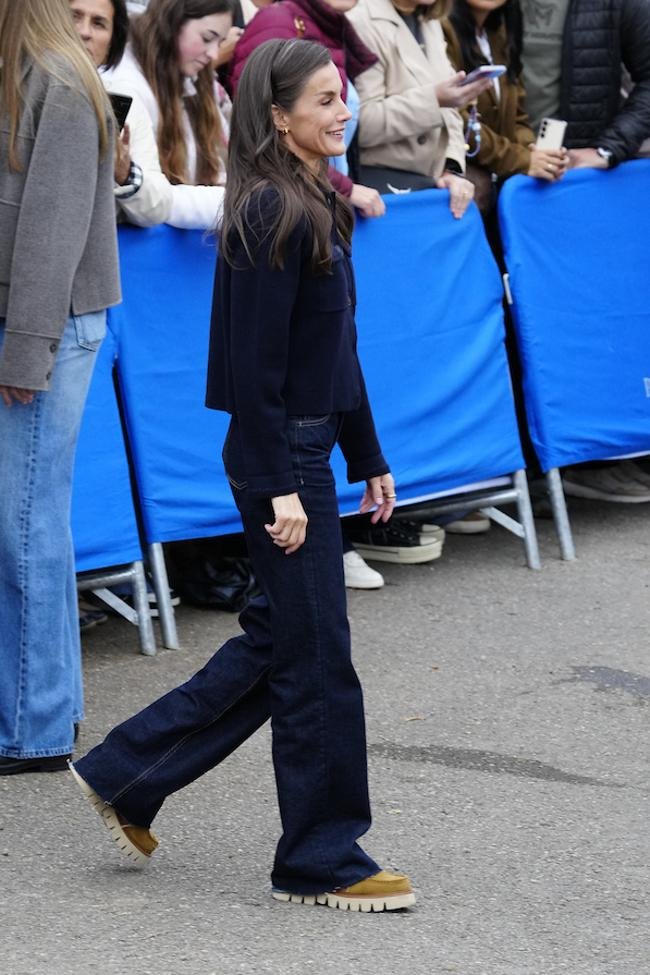 La reina Letizia con zapatos de suela track de Pedro García.