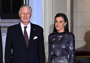 La reina Letizia repite en Bélgica un vestido de Armani precioso: falda plisada y accesorios en color rojo