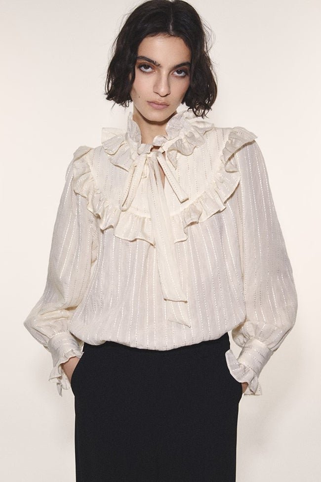 Camisa blanca con lazada de Sfera (29,99 euros)