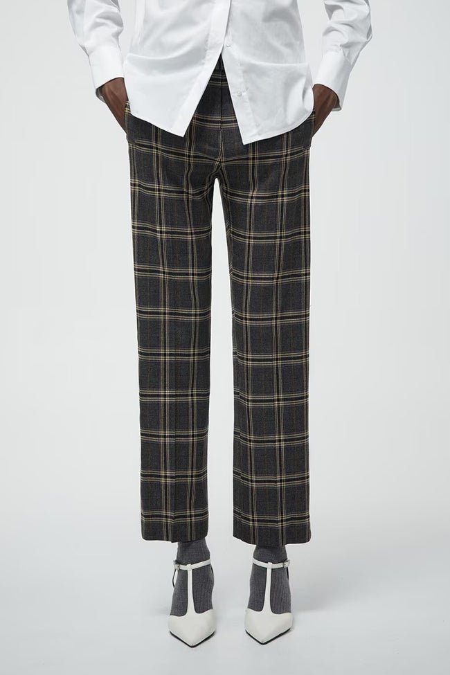 Pantalones con estampado de cuadros de Sfera (39,99 euros)