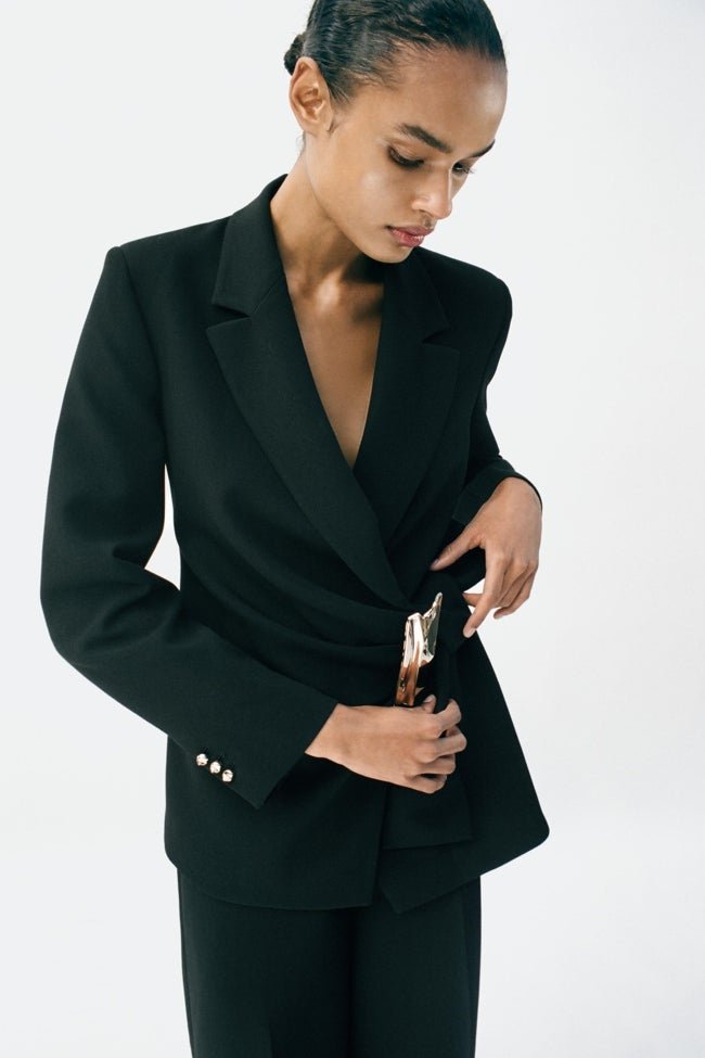 Americana negra de Zara (59,99 euros)