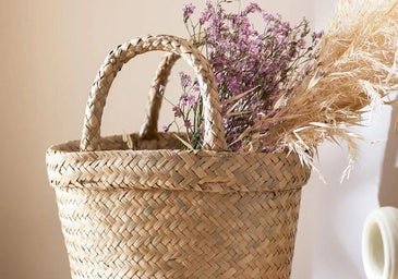 El truco definitivo para hacer el cambio de armario es usar tus capazos como cestas de almacenamiento