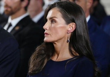 La reina Letizia, sobriedad y luto en el homenaje a las víctimas de la dana: acierta con un vestido azul con nudo