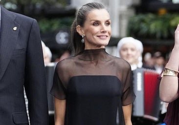 La reina Letizia deslumbra en los Premios Princesa de Asturias con un espectacular vestido con transparencias