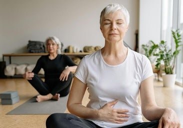 Cómo hacer la postura de la langosta a los 50: las variantes más fáciles de la asnaa de yoga para mejorar flexibilidad y aumentar fuerza