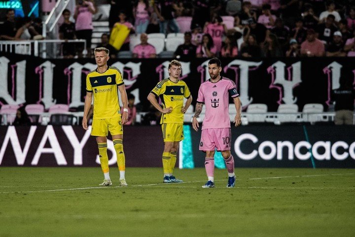 Sam Surridge, cerquita de Lionel Messi en el último duelo entre Nashville SC y el Inter Miami.