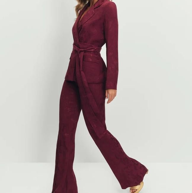 Traje jacquard de Miphai: pantalón 99,99 y chaqueta 149,99 euros.