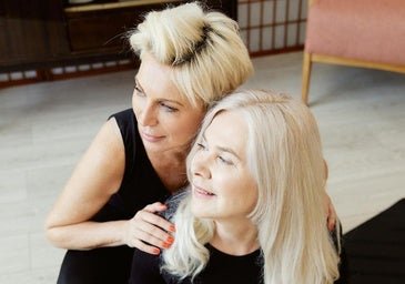 Baby cobra, la postura de yoga más fácil para trabajar fuerza y core a los 50
