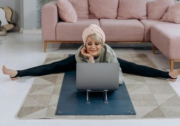 Yoga para trabajar la fuerza a los 50: consejos, mejores posturas y trucos