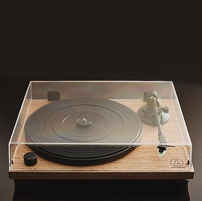 Tocadiscos de madera de Audio Technica para Zara Home, 379 euros.