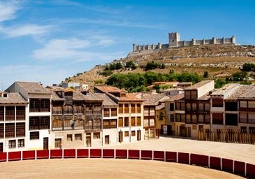 Este pueblo de la Ribera del Duero es mucho más que vino: plaza de arena, casas de cuento y un castillo con forma de barco