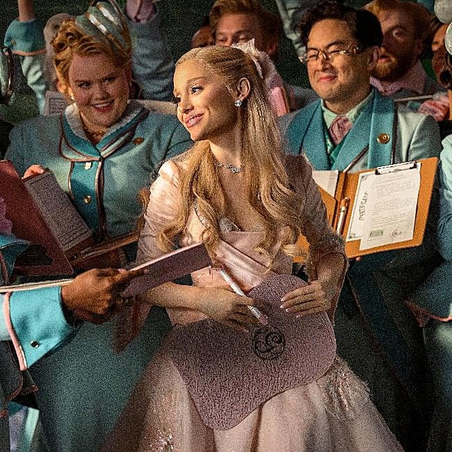 Glinda en su mundo de color rosa en la Ciudad Esmeralda.