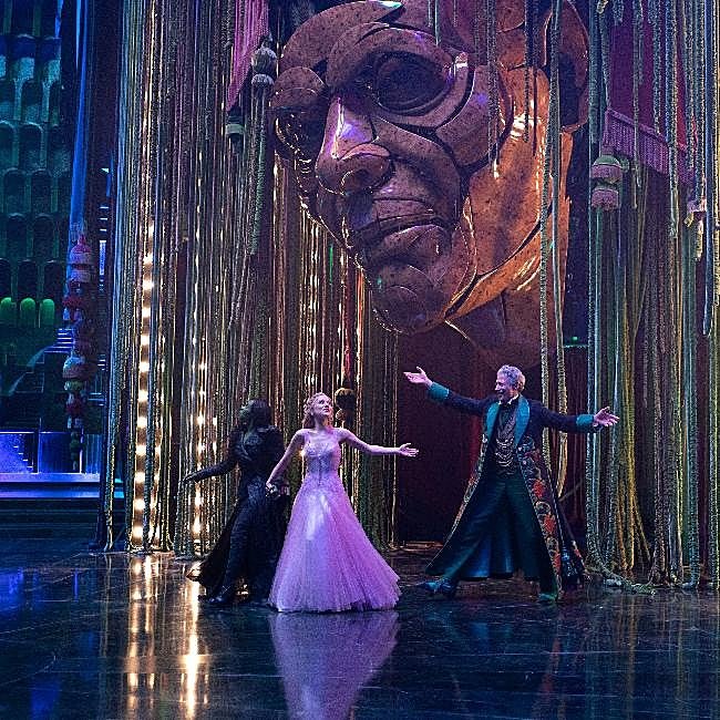 Cynthia Erivo, Ariana Grande y Jeff Goldblum como el Mago.