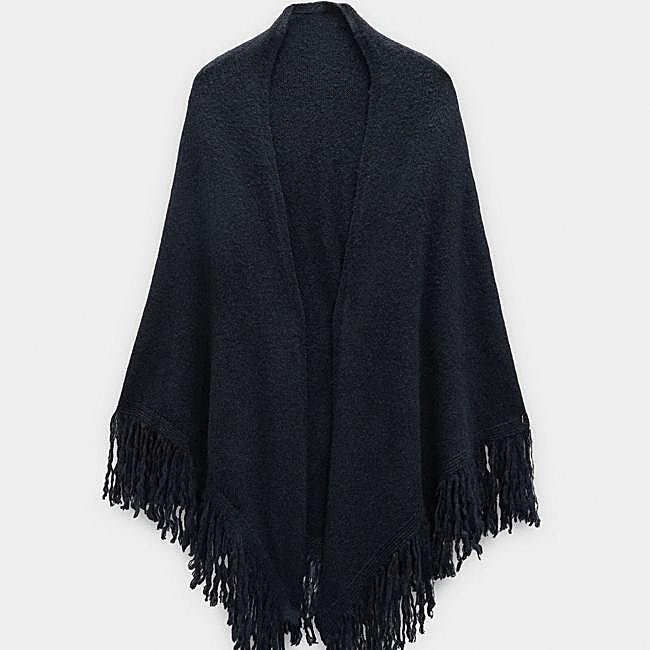 Poncho azul marino, 32,99 euros.