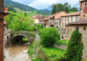 Este bello pueblo de Cantabria es el refugio otoñal ideal: cuatro valles, dos ríos y los Picos de Europa