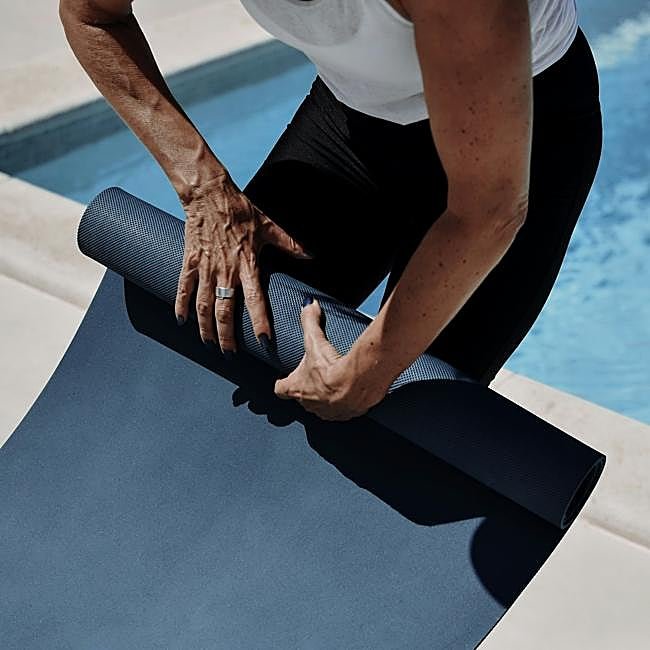 Mujer haciendo ejercicio con esterilla.