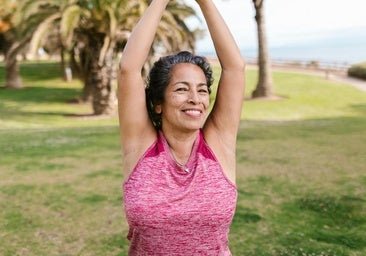 Por qué debes hacer 15 minutos de yoga al día para controlar la presión arterial a los 50