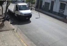 Discusión terminó en tragedia: un motociclista murió tras ser embestido por un camión