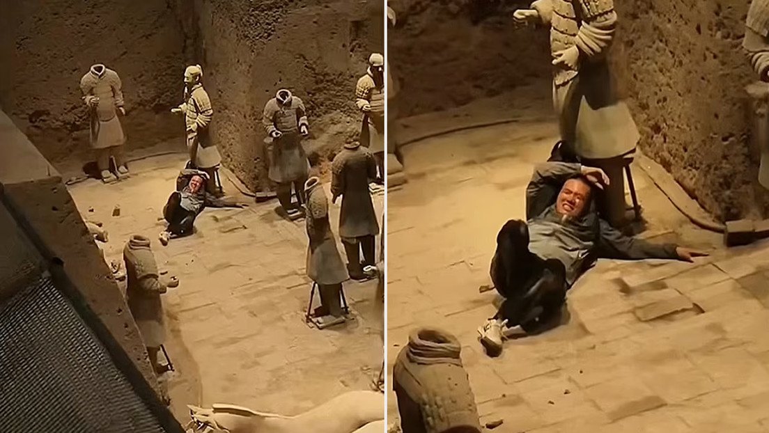 VIDEO: Un hombre salta a la fosa de los guerreros de terracota en China