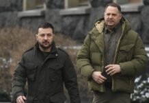 El día que Zelenski prometió que Andréi Yermak se iría con él