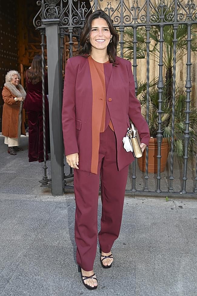 Tana Rivera con un traje de Himba Collection y sandalias negras de Mim.