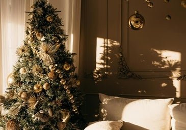 Tendencias deco 2025 para el árbol de Navidad: abetos minimalistas, adornos elegantes y los colores que se llevan estas Fiestas