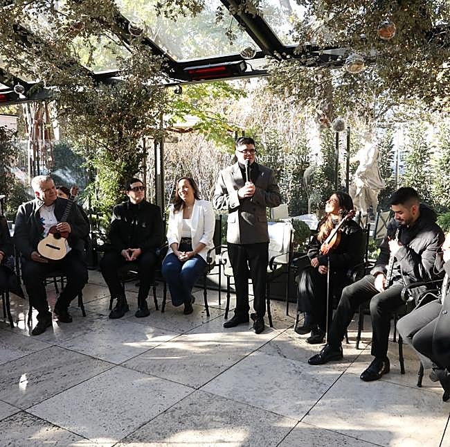 Manuel Jurado, director y fundador de la orquesta sínfonica Carlos Cruz Diez,junto a parte de los artistas que participarán en el concierto Volver a casa.