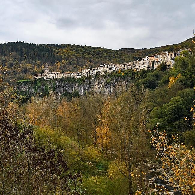 Así está integrado Castellfollit de la Roca en el paisaje de la Garrotxa.