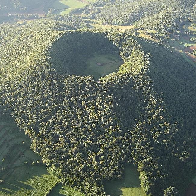 El impresionante volcán de Santa Margarida con la ermita en el centro.
