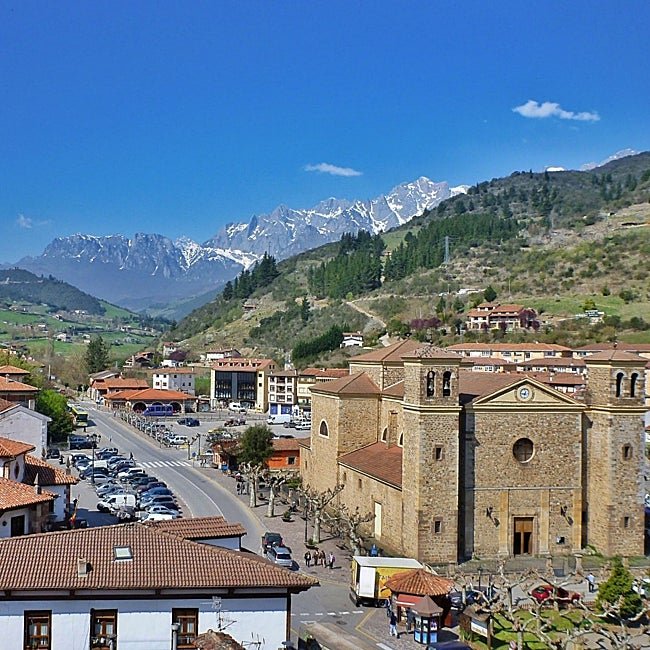 La villa de Potes con los Picos de Europa al fondo.