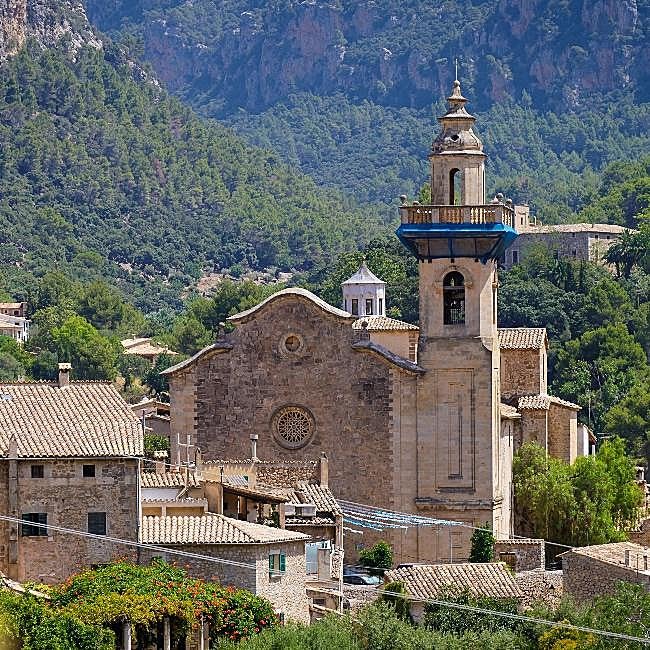 Valldemossa está rodeada de un exuberante paisaje.