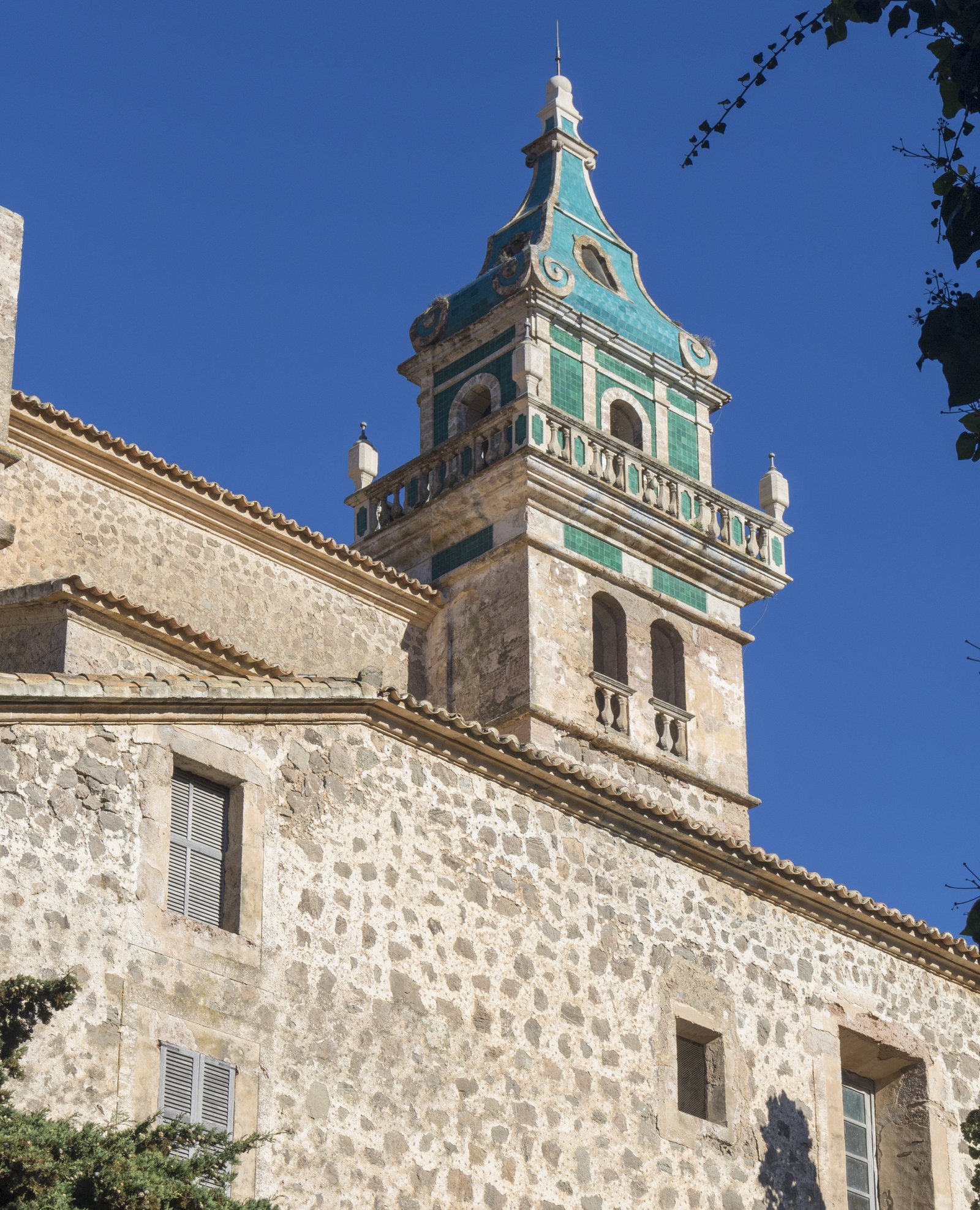 La emblemática torre de la Cartuja de Valldemossa.