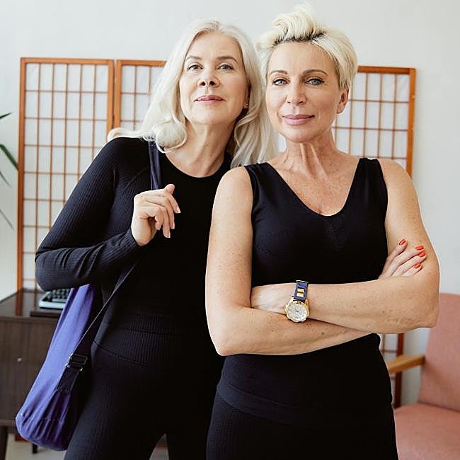 Mujeres haciendo ejercicio juntas.