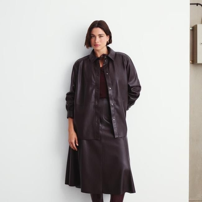 Falda midi burdeos de Couchel, 59,99 euros.