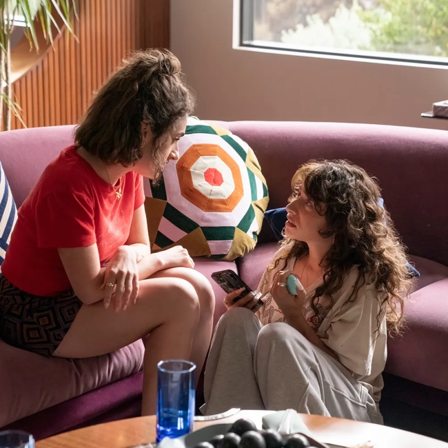 Maia (Rachel Sennot) y Tallulah (Odessa A'zion), retomarán su amistad tras reencontrarse en Los Ángeles.