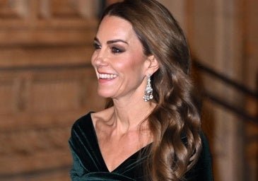 Kate Middleton se vuelve a vestir de gala con un precioso vestido verde y unos pendientes que le regaló Isabel II