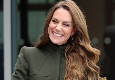 Kate Middleton recupera su abrigo más versátil y elegante: tipo vestido y muy favorecedor