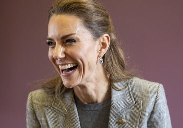 Kate Middleton arrasa con un traje de Bella Freud: un look de cuadros con un broche muy especial