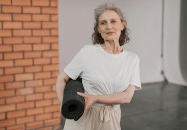 Remo sentada con banda, el mejor ejercicio para trabajar la movilidad y flexibilidad a los 50 y cualquier edad