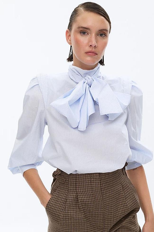 Blusa con lazada en el cuello en color azul de Martín Alcalde.