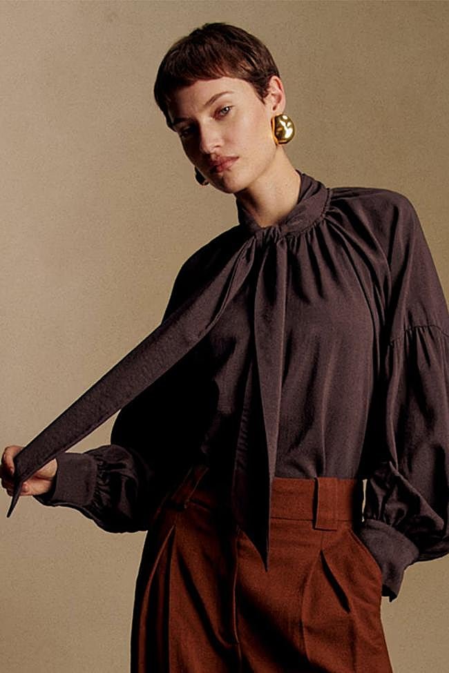 Blusa con lazada en color chocolate de Sézane.