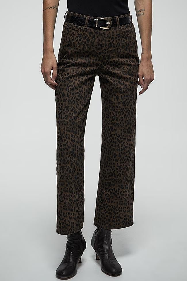 Pantalones con estampado de leopardo de Sfera (39,99 euros)