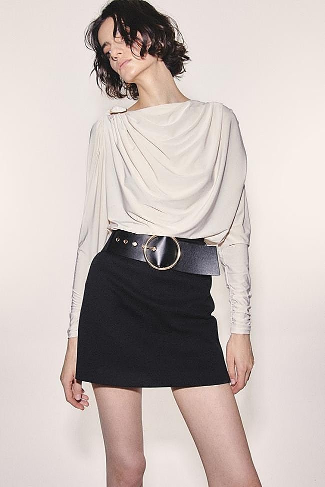 Camisa blanca de Sfera (25,99 euros)