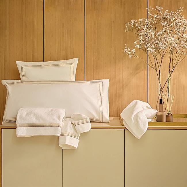 Toallas blancas de algodón 100% de alto gramaje de Voucher.