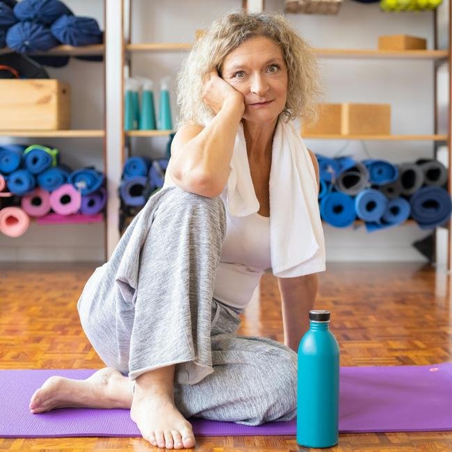 Mujer haciendo ejercicio sobre esterilla.